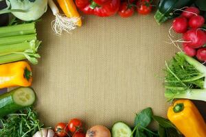 gezond aan het eten achtergrond. verschillend groenten Aan gouden keuken placemats. foto