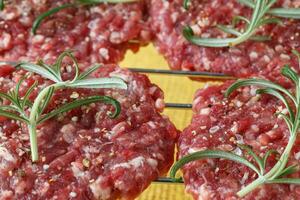 rauw fijngehakt Hamburger vlees met kruid en kruid bereid voor grillen foto