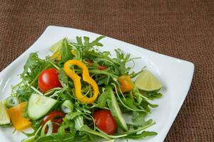 rucola salade Aan wit bord foto