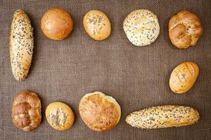 verschillend sorteert van volkoren brood en broodjes foto