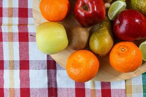 vers fruit Aan gekleurde keuken handdoek foto