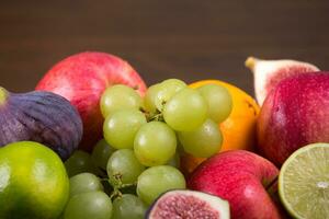 assortiment fruit Aan houten tafel foto