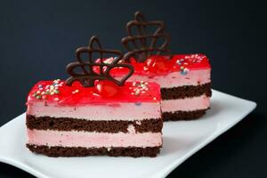 zoet kleurrijk desserts Aan een zwart achtergrond foto