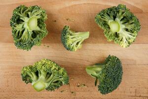 broccoli stukken Aan houten snijdend bord foto