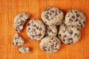 chocola spaander koekjes schot Aan jute- gekleurde lap, detailopname. foto