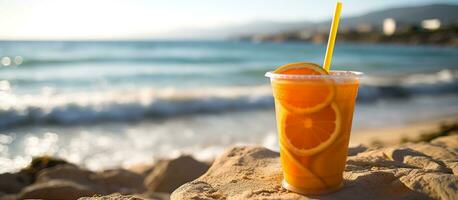 ai gegenereerd oranje drankje, strand achtergrond foto