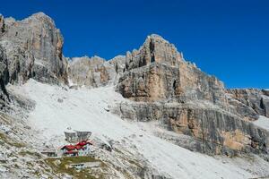 alpine hut silvio agostini in dolomieten Alpen, Italië. foto