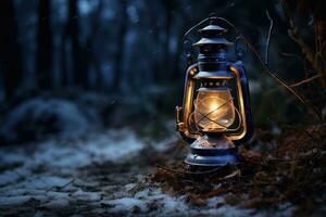 ai gegenereerd lantaarn in de Woud Aan een achtergrond van sneeuw en een donker nacht, een oud lantaarn voorzichtig verhelderend een ijzig winter nacht, ai gegenereerd foto