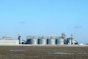 fabriek voor de drogen en opslagruimte van graan foto