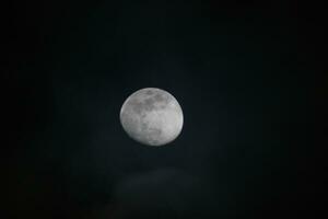 helder maan licht Bij nacht foto