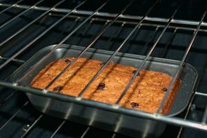 banaan brood met rozijnen in oven 4 foto