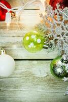 Kerstmis vakantie lichten en ornamenten Aan hout achtergrond foto