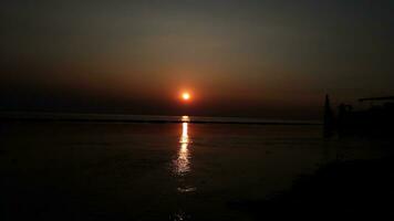 mooi zonsondergang Aan de padma rivier, Bangladesh foto