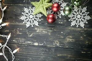 Kerstmis vakantie ornamenten en lichten Aan een donker hout achtergrond. foto
