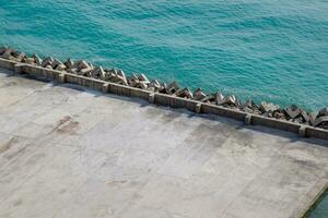 beton pier en zee pier Aan zwart zee, golfbreker Bij de beton pier. foto