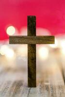 heilig christen houten kruis Aan een abstract rood achtergrond foto