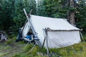 elanden kamp canvas tent in Colorado wildernis foto