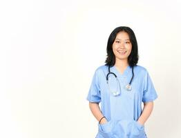 jong Aziatisch vrouw dokter handen Aan zak- op zoek camera en glimlach geïsoleerd Aan wit achtergrond foto