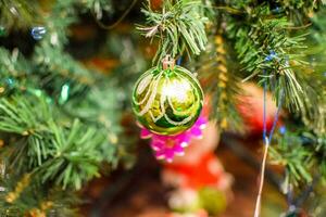 decoraties nieuw jaar boom. klatergoud en speelgoed, ballen en andere decoraties Aan de Kerstmis Kerstmis boom staand in de Open lucht. foto