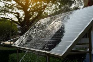 schoonmaak zonne- panelen, elektrisch macht levering, pad lamp door gebruik makend van water naar wassen en verwijderen stof of aarde dat is gehecht naar het. concept van hernieuwbaar energie, zonne- energie, opslaan energie. foto