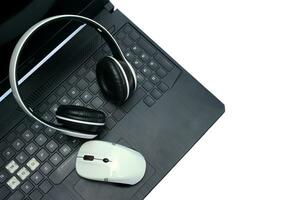 top visie van muis, draadloze koptelefoon, geplaatst Aan notitieboekje computer toetsenbord welke is een apparaat gebruikt samen in computer werk. foto
