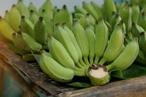 trossen van rauw bananen dat dorpelingen regelen naar verkopen Bij de gemeenschap markt. zacht en selectief focus. foto