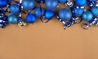 Kerstmis achtergrond van blauw ballen en wimpel Aan een bruin tafel. Kerstmis achtergrond. vlak leggen, top visie. kopiëren ruimte. foto