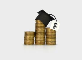 concept van financieel geletterdheid en onderwijs. diploma uitreiking hoed Aan goud munten. foto