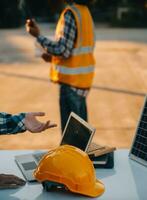 team bouw of bouwkunde groep en arbeider. samenspel en bepaling naar slagen. veiligheid moeilijk hoed naar voorkomen ongeluk terwijl werken vervoer en houder team. concept herstarten en nieuw normaal foto