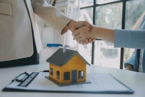 echt landgoed middel en klant ondertekening contract naar kopen huis, verzekering of lening echt landgoed.huur een huis, krijg verzekering of lening echt landgoed of eigendom. foto