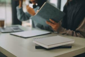 Aziatisch zakenvrouw werken Aan laptop computer kijken voor baan online, freelance op zoek en typen Aan notitieboekje Aan tafel, levensstijl van vrouw aan het studeren online foto