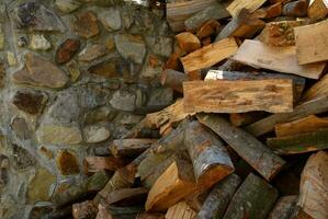 brandhout voor hout oven in voorkant van steen muur foto