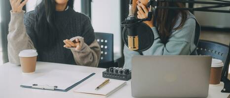 vrouw opname een podcast Aan haar laptop computer met hoofdtelefoons en een microscoop. vrouw podcaster maken audio podcast van haar huis studio. foto