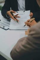 zaken en advocaten bespreken contractpapieren met koperen schaal op bureau in kantoor. wet, juridische diensten, advies, rechtvaardigheid en wet concept foto met film grain effect