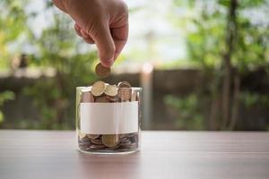 hand munten in pot met geld stapel stap groeiende groei geld besparen