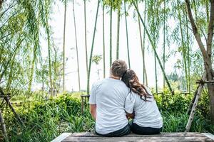 gelukkig lachend paar diversiteit in liefdesmoment samen foto