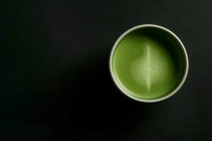 ai gegenereerd matcha latte kop Aan donker oppervlakte top visie. genereren ai foto