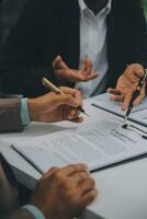 zaken en advocaten bespreken contractpapieren met koperen schaal op bureau in kantoor. wet, juridische diensten, advies, rechtvaardigheid en wet concept foto met film grain effect