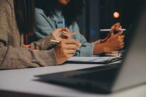 team van software ontwikkelaars werken Aan groot project laat Bij nacht in neon licht proberen naar af hebben voordat deadline foto