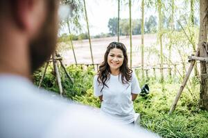 gelukkig lachend paar diversiteit in liefdesmoment samen foto