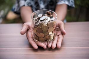 hand munten in pot met geld stapel stap groeiende groei geld besparen