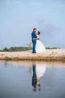 Aziatische bruid en blanke bruidegom hebben tijd voor romantiek en zijn samen gelukkig foto