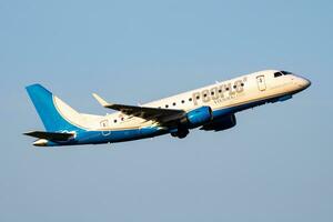 Wenen, Oostenrijk, 2018 - volkeren weens omhelst erj-170 oe-lmk passagier vlak vertrek en nemen uit Bij Wenen luchthaven foto