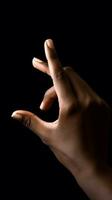 ai gegenereerd de hand- van een Afro-Amerikanen Aan een zwart achtergrond in een straal van licht foto
