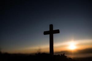 silhouet van katholiek kruis en zonsopgang foto