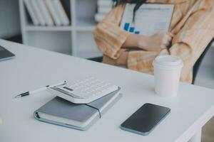 financiële analisten analyseren zakelijke financiële rapporten over een investeringsproject voor digitale tabletplanning tijdens een discussie op een bijeenkomst van bedrijven die de resultaten van hun succesvolle teamwerk laten zien. foto