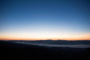 bergketen in de ochtend, silhouetlaag berg foto