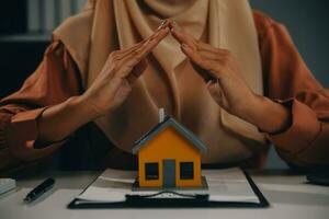 echt landgoed middel en klant ondertekening contract naar kopen huis, verzekering of lening echt landgoed.huur een huis, krijg verzekering of lening echt landgoed of eigendom. foto