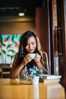 portret aziatische vrouw die lacht ontspannen in coffeeshop cafe