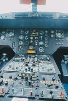 binnen een groot Jet vliegend vlak cockpit, vliegen bovenstaand wolken foto